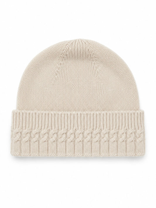 Cable-knit cashmere beanie in Champagne