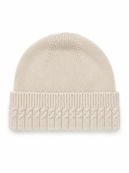 Cable-knit cashmere beanie in Champagne