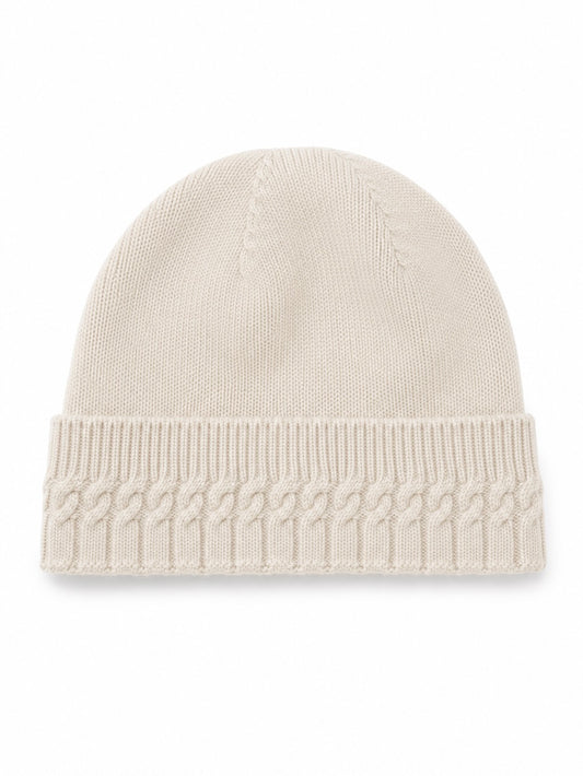 Cable-knit cashmere beanie in Oat